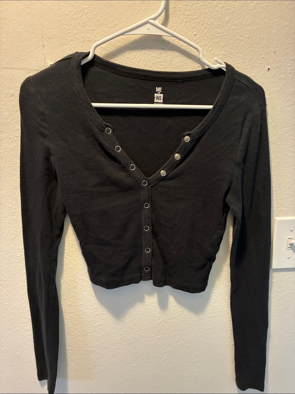 Me to We Black Snap-Front Long Sleeve Crop Top